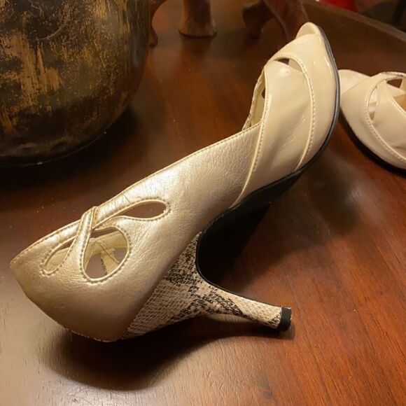 Candie’s Wikked Heels, Tan, Gold, Snakeskin Sz 8M - Picture 6 of 9